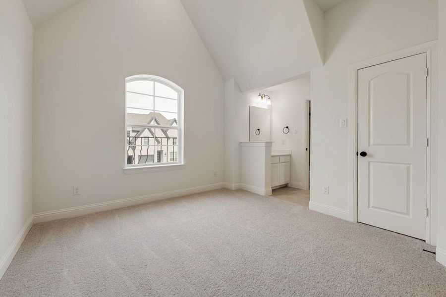 Spacious, unfurnished interior of a new home in Grand Braniff Park, Irving (Image 19).