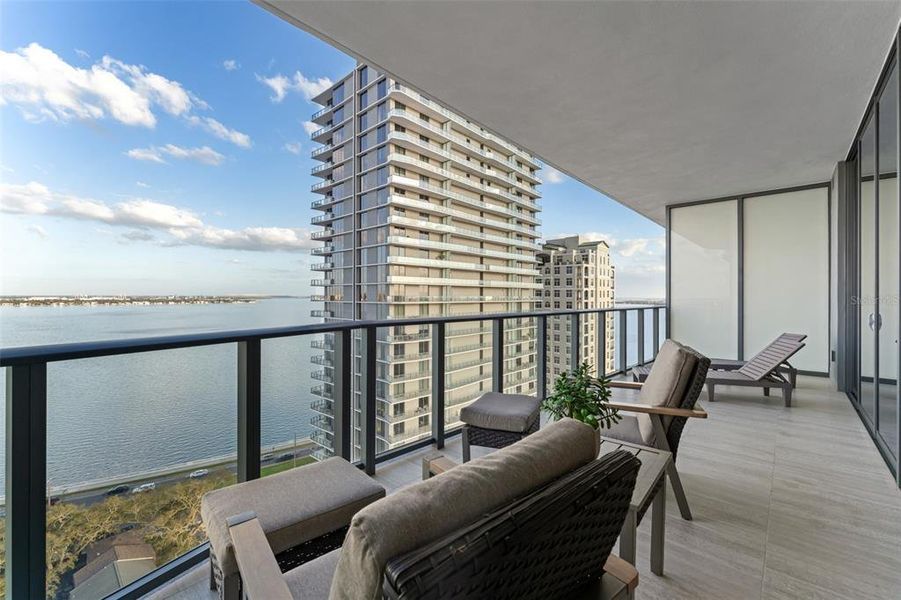 Condo located in Tampa, FL showcasing its design and architecture (Image 32).