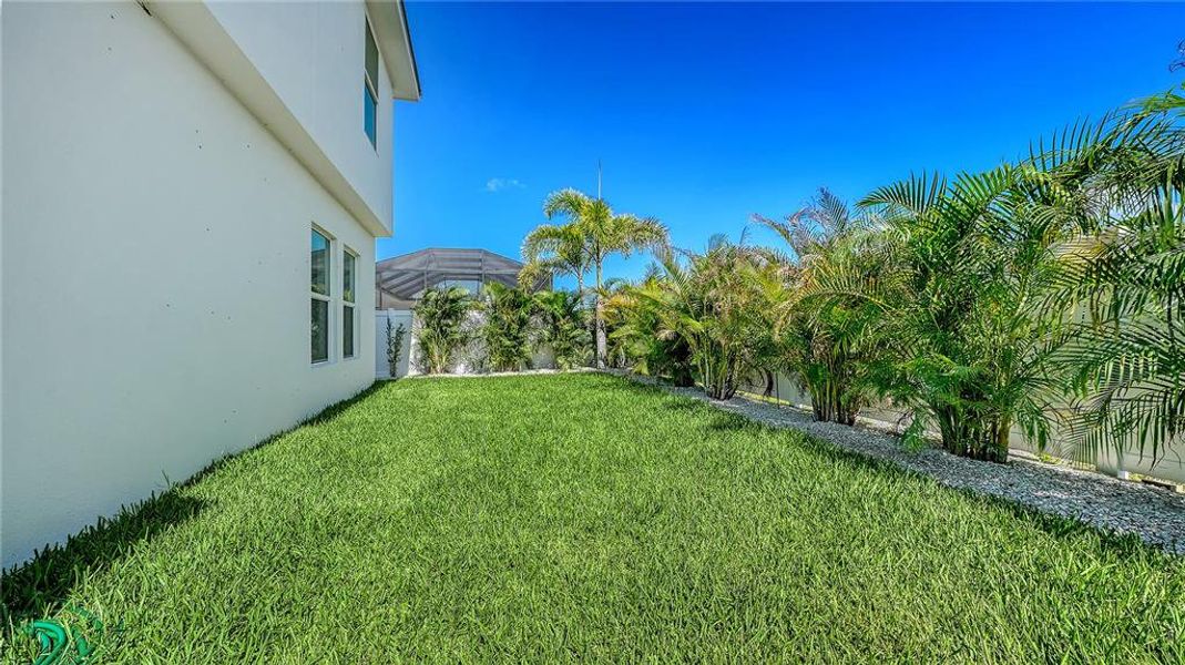 Exterior details and patio area of a home in , Bradenton (Image 38).