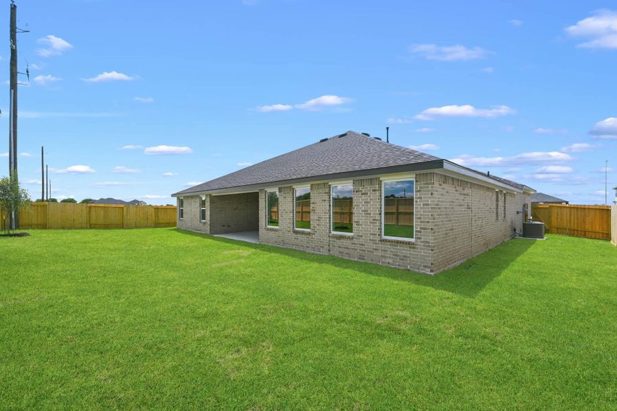 Exterior details and patio area of a home in Riverside Estates, Mont Belvieu (Image 4).