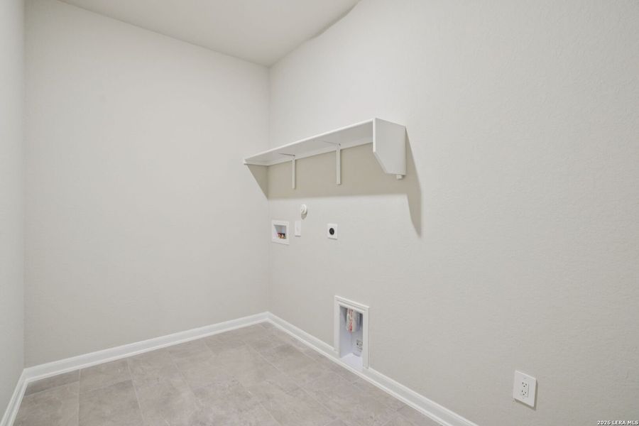 Spacious, unfurnished interior of a new home in Sagebrooke - Premier Series, San Antonio (Image 15).