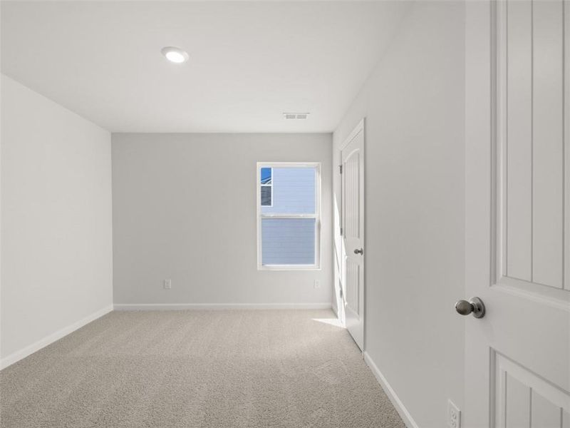 Spacious, unfurnished interior of a new home in Oaks at Cedar Grove, Fairburn (Image 32).