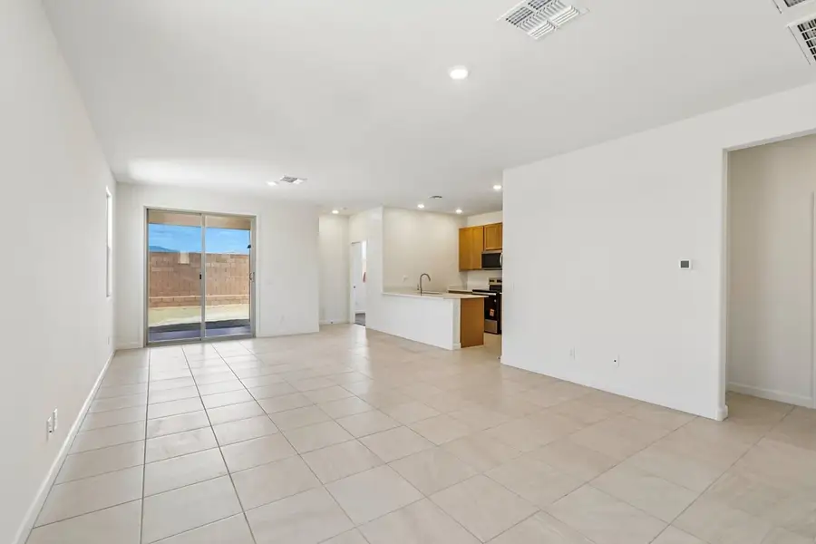 Spacious, unfurnished interior of a new home in Mandarina Reserve, Marana (Image 5).