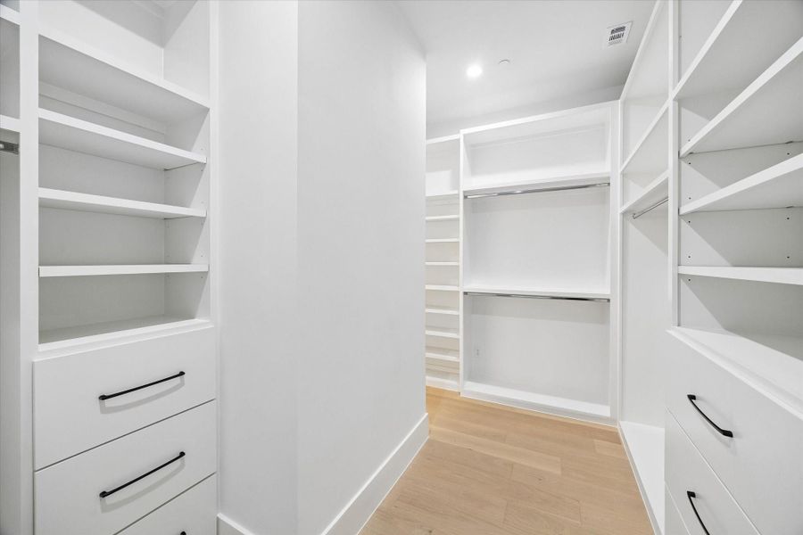 Spacious, unfurnished interior of a new home in , Bellaire (Image 24).