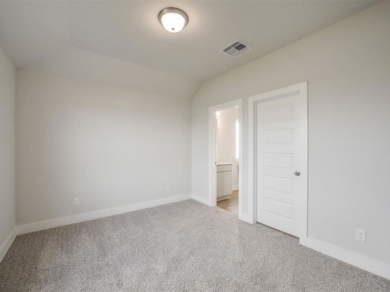 Spacious, unfurnished interior of a new home in Sierra Vista, Rosharon (Image 35).