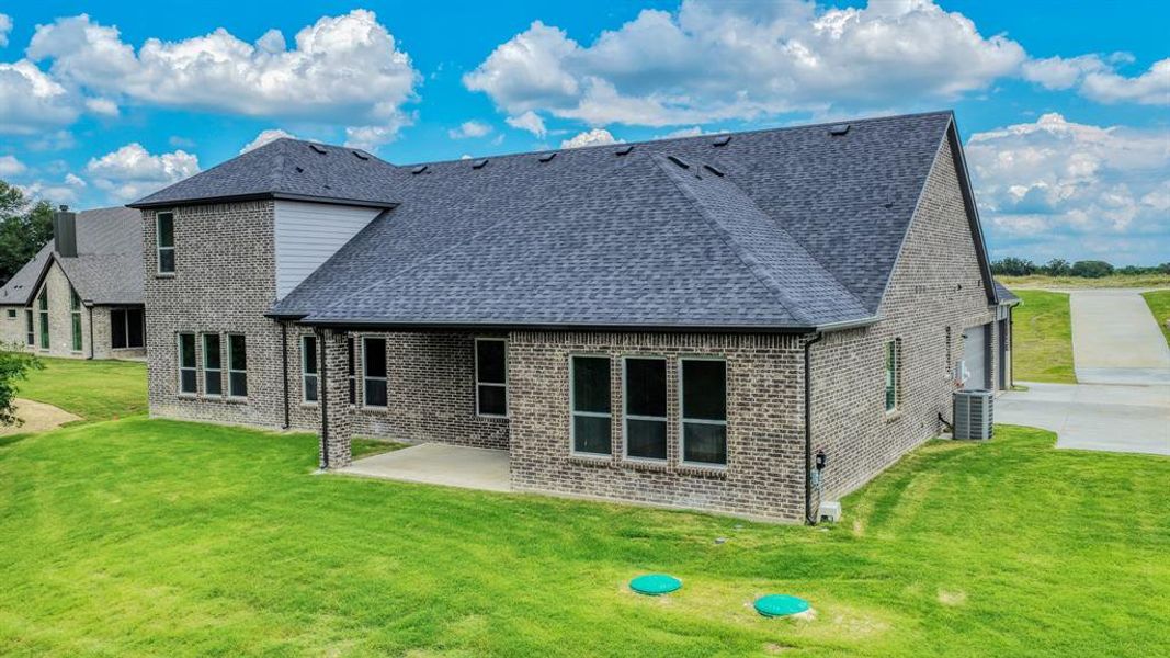 Exterior details and patio area of a home in Woodland Lakes Estates, Weatherford (Image 3).