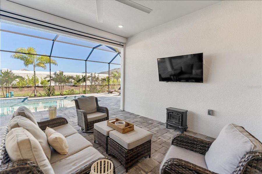 Exterior details and patio area of a home in , Bradenton (Image 4).