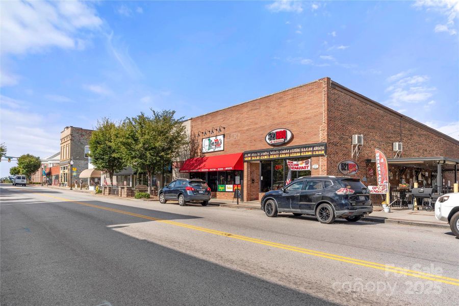 Restaurants and shopping nearby Restaurants and shopping nearby