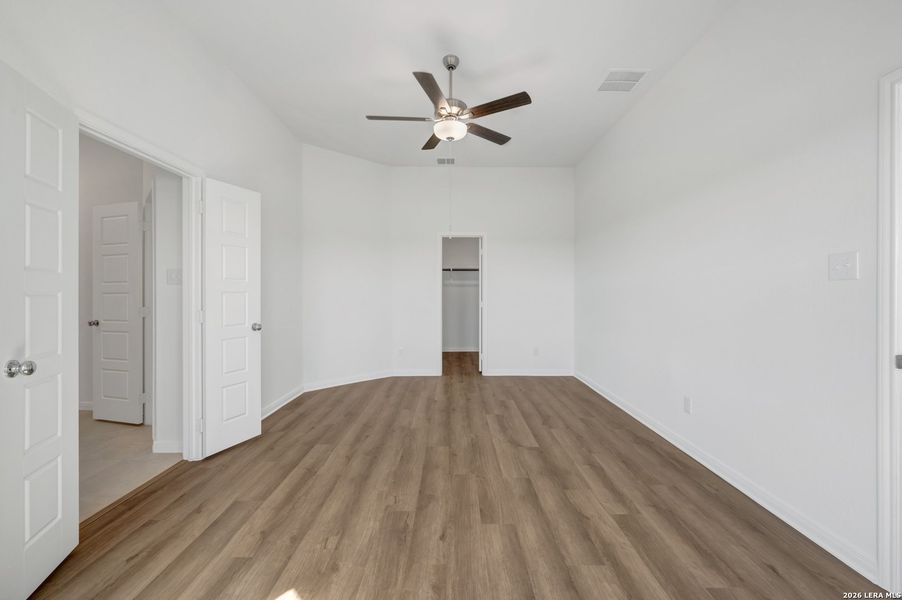 Spacious, unfurnished interior of a new home in Greenspoint Heights, Seguin (Image 36).