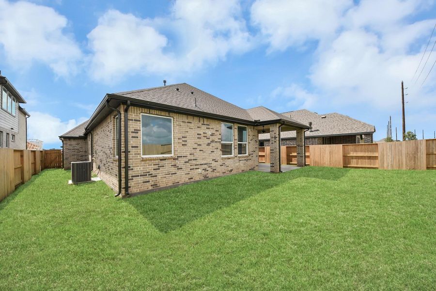 Exterior details and patio area of a home in Meridiana 50's, Manvel (Image 3).
