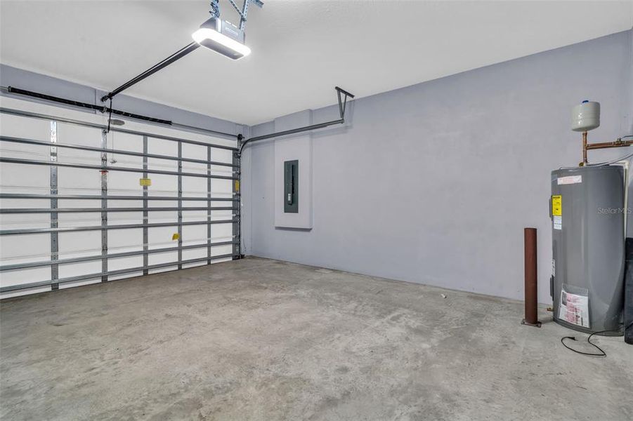 Spacious, unfurnished interior of a new home in , Okeechobee (Image 40).