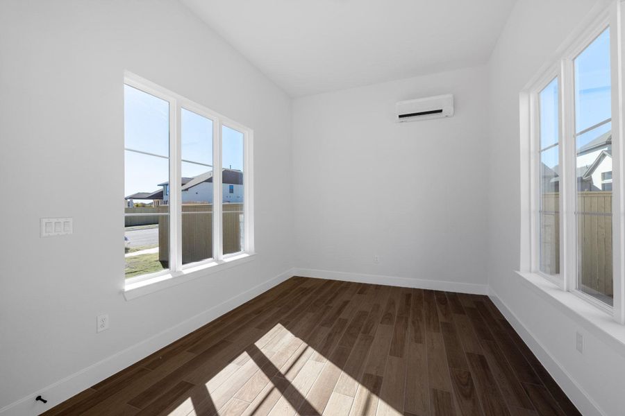 Spacious, unfurnished interior of a new home in Santa Rita Ranch, Liberty Hill (Image 32).