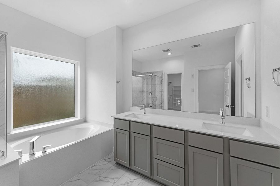 Furnished interior view inside a new home in Huntington Place, Rosharon (Image 10).