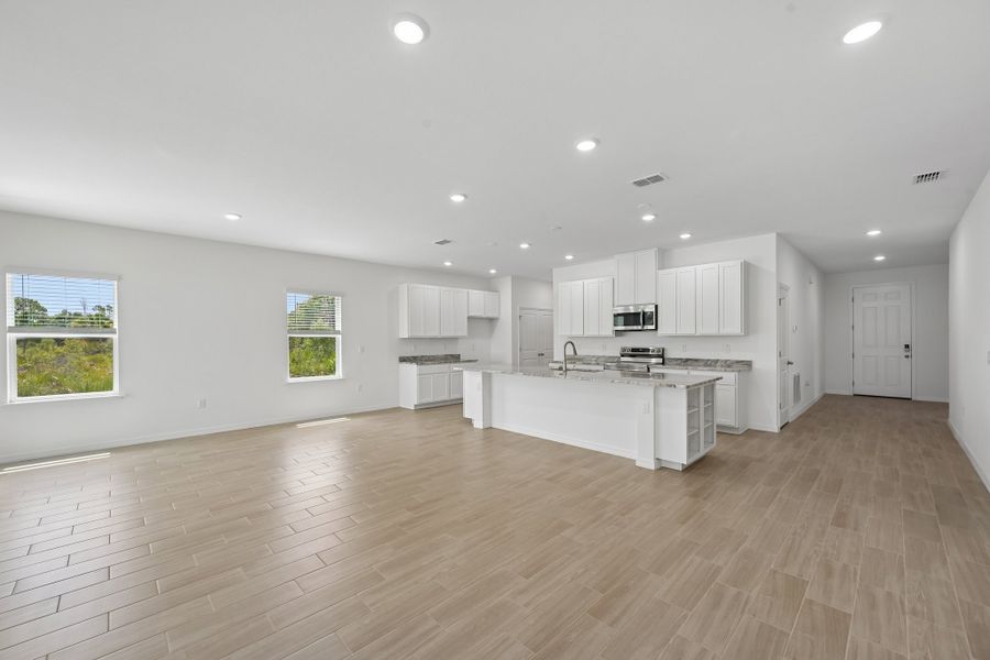Spacious, unfurnished interior of a new home in Port Charlotte, Port Charlotte (Image 38).