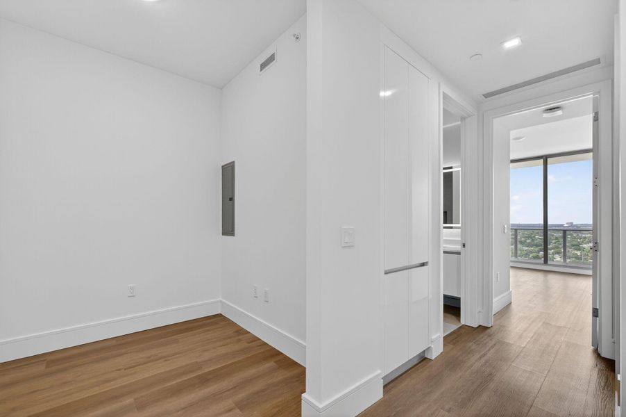Spacious, unfurnished interior of a new home in , Lake Park (Image 14).