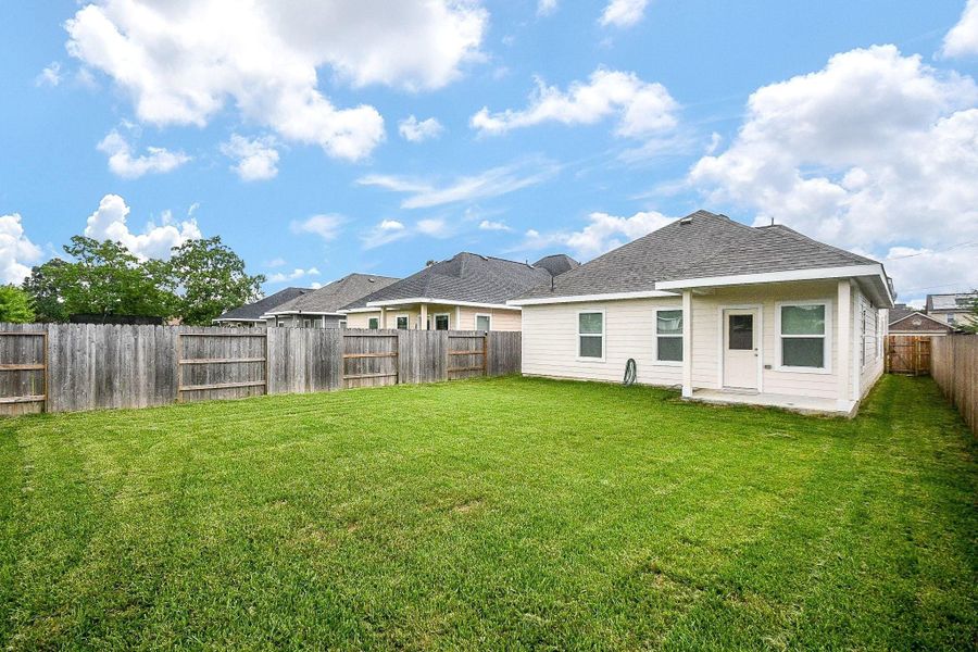Exterior details and patio area of a home in , Houston (Image 24).