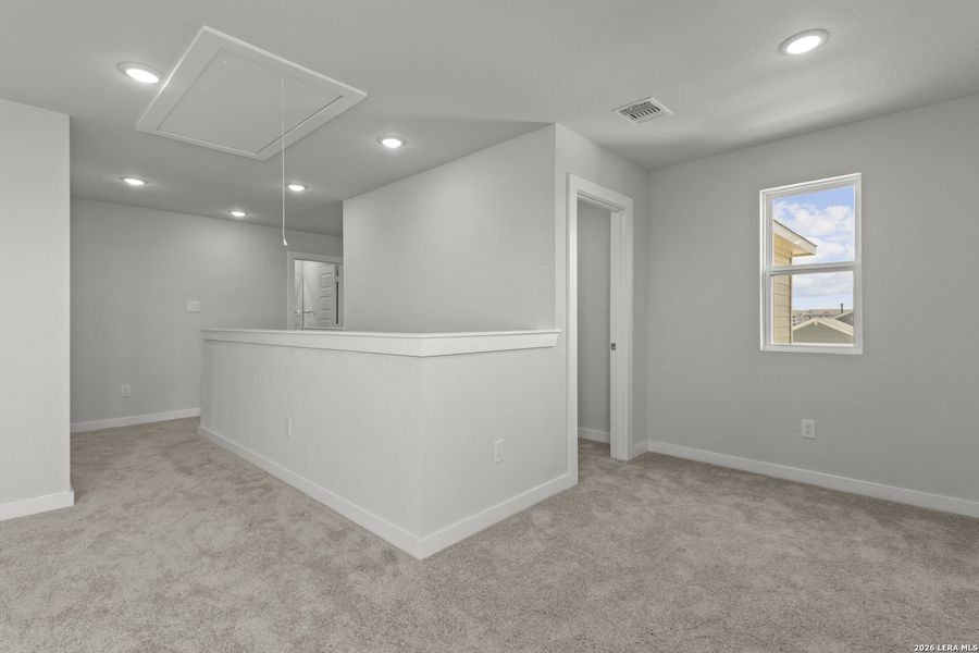 Spacious, unfurnished interior of a new home in Hacienda, San Antonio (Image 16).