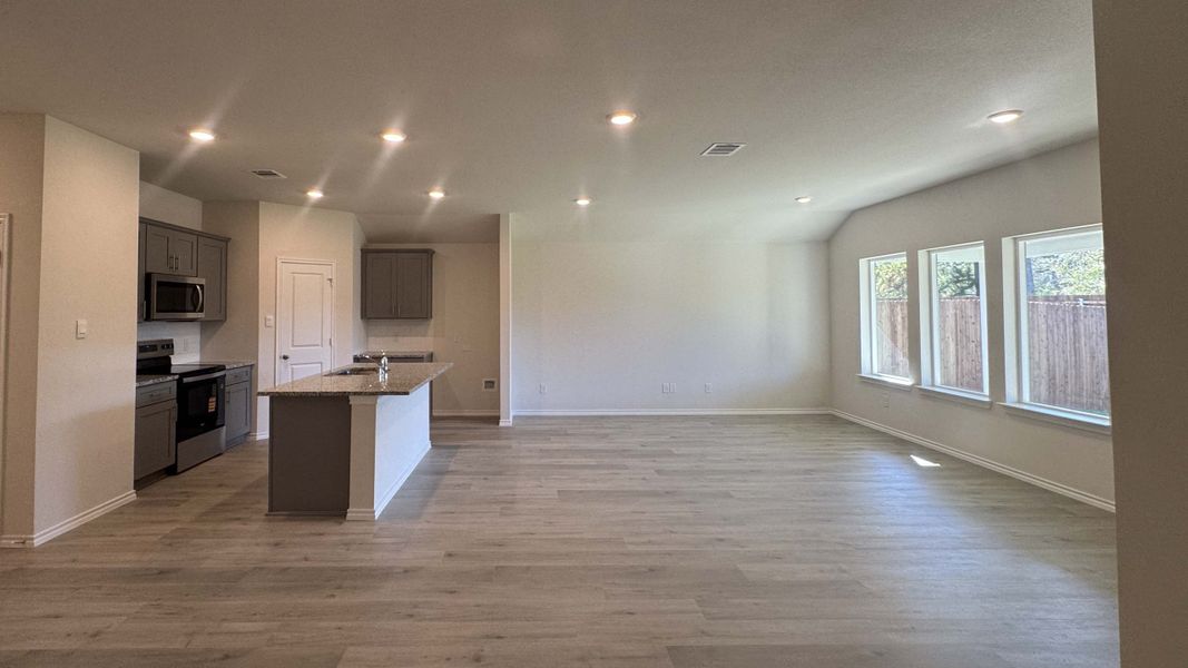 Spacious, unfurnished interior of a new home in Blaire Lake, Tyler (Image 6).