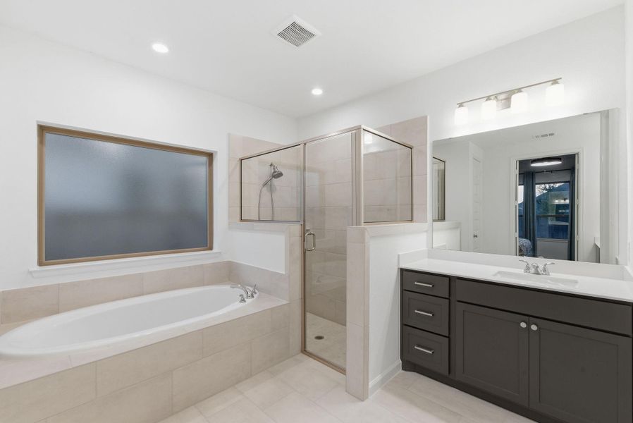 Furnished interior view inside a new home in Meridiana 40'/45', Manvel (Image 36).