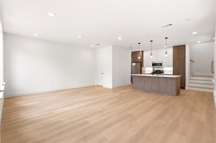 Spacious, unfurnished interior of a new home in , Dallas (Image 13).