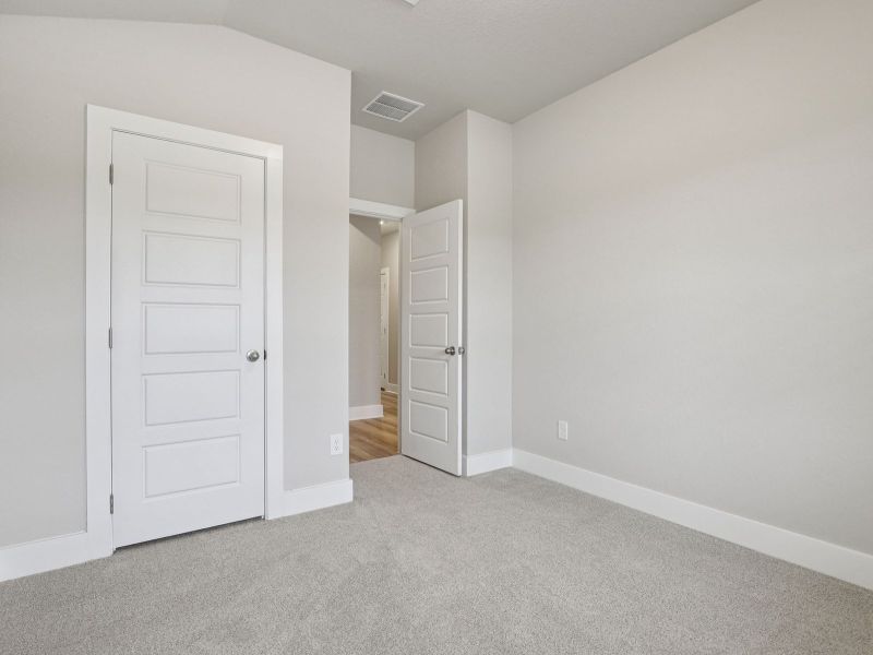 Spacious, unfurnished interior of a new home in Remington Ranch, San Antonio (Image 29).