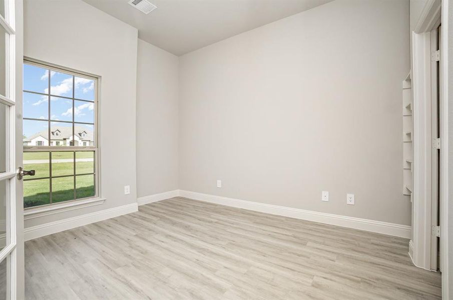 Spacious, unfurnished interior of a new home in , Waxahachie (Image 13).