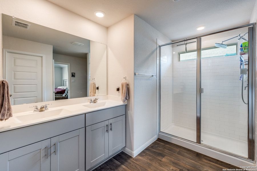 Furnished interior view inside a new home in Heather Glen, New Braunfels (Image 14).