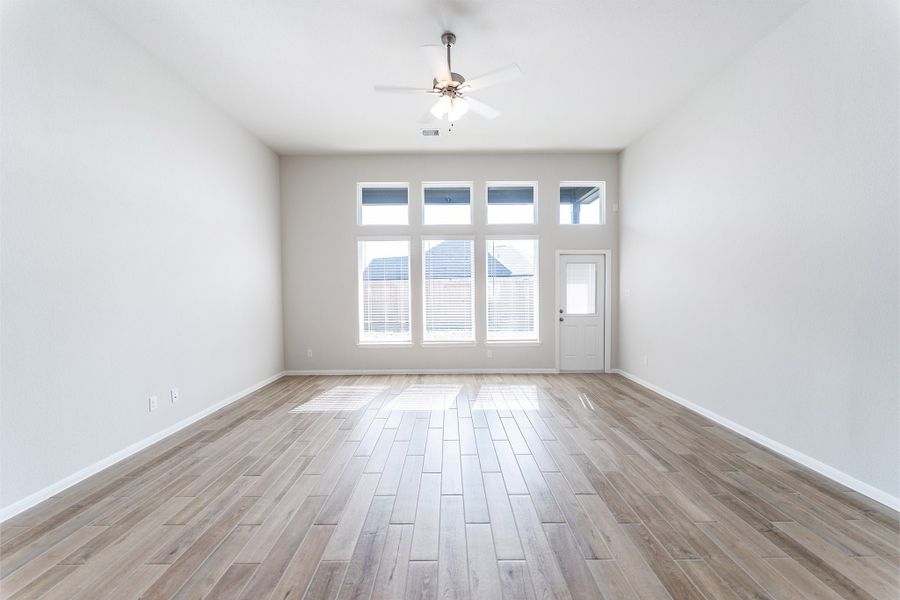 Spacious, unfurnished interior of a new home in Canterra Creek, Rosharon (Image 12).
