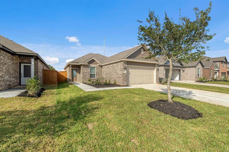 The Chambers floor plan features three spacious bedrooms and two baths. This beautiful, one-story home is spacious and features an open floor plan.   Actual fits and finishes may differ from photos in MLS listing.