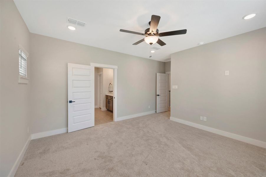 Spacious, unfurnished interior of a new home in Retreat at Oak Park, Houston (Image 21).