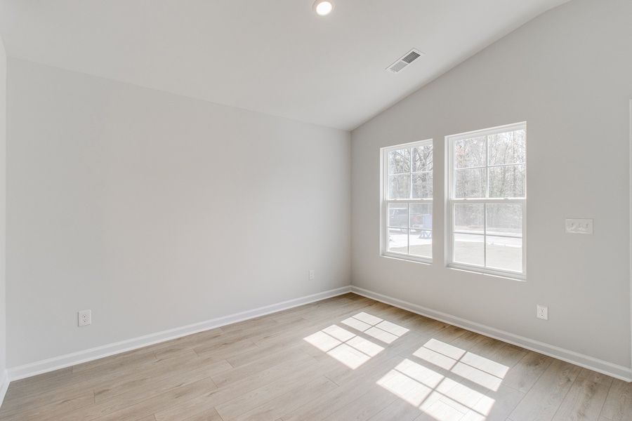 Spacious, unfurnished interior of a new home in Bluefield, Lexington (Image 13).