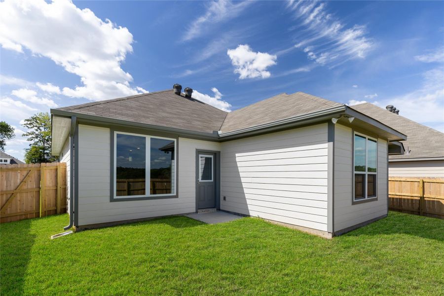 Exterior details and patio area of a home in Rockbridge East, Huntsville (Image 20).