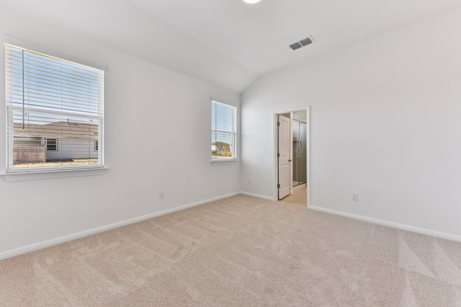 Spacious, unfurnished interior of a new home in Porter Country, Buda (Image 26).