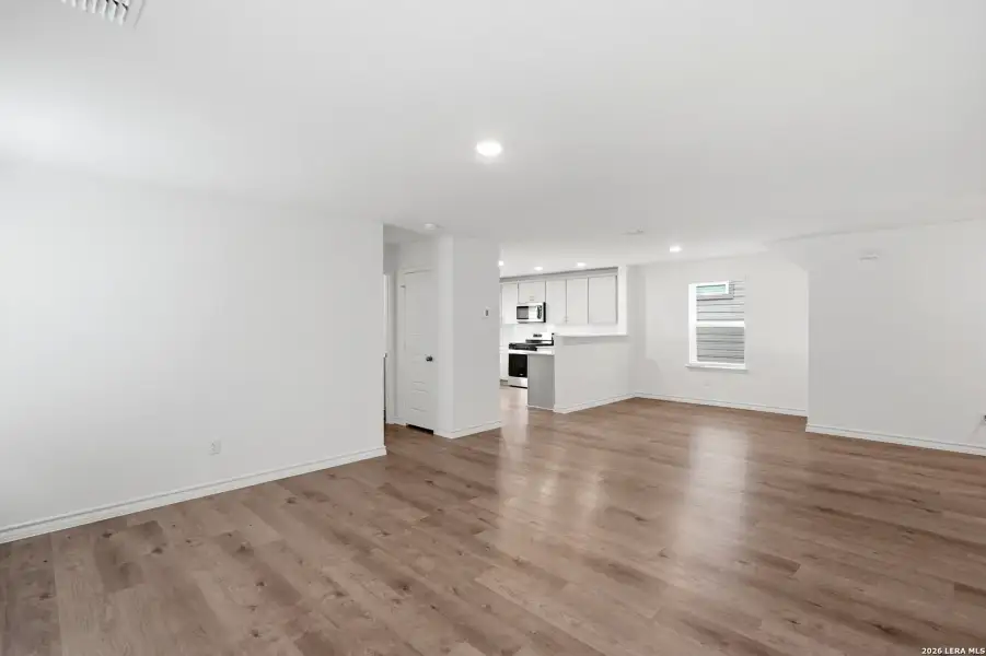 Spacious, unfurnished interior of a new home in Vista Real, Converse (Image 28).