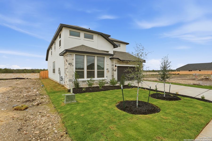 Exterior details and patio area of a home in Haby Hill 50s, San Antonio (Image 3).