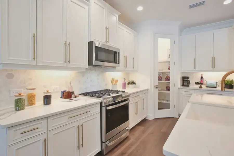 Furnished interior view inside a new home in Windward, Lakewood Ranch (Image 5).