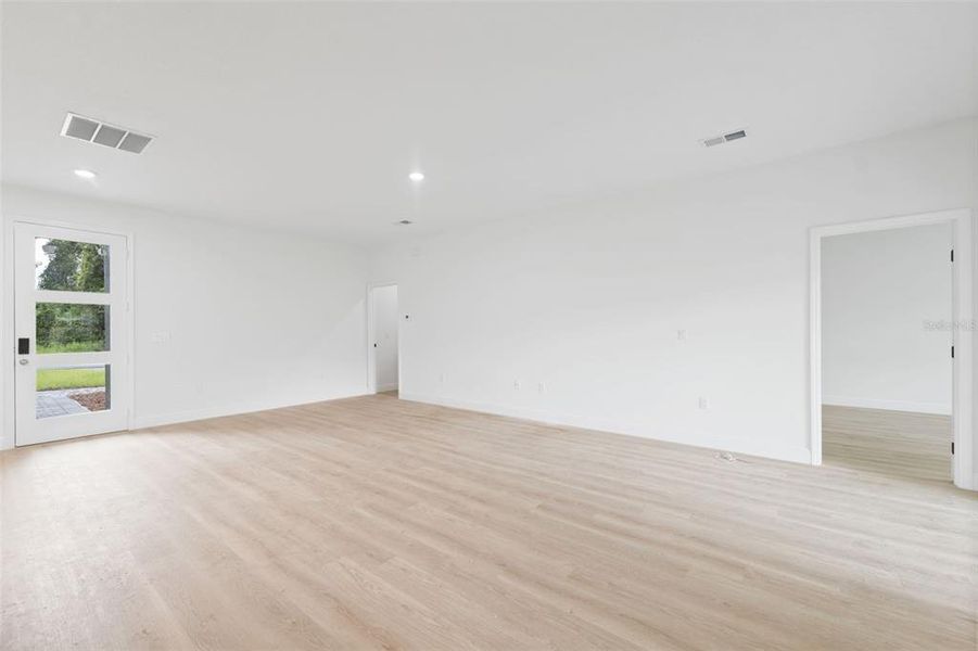 Spacious, unfurnished interior of a new home in , Ocala (Image 13).