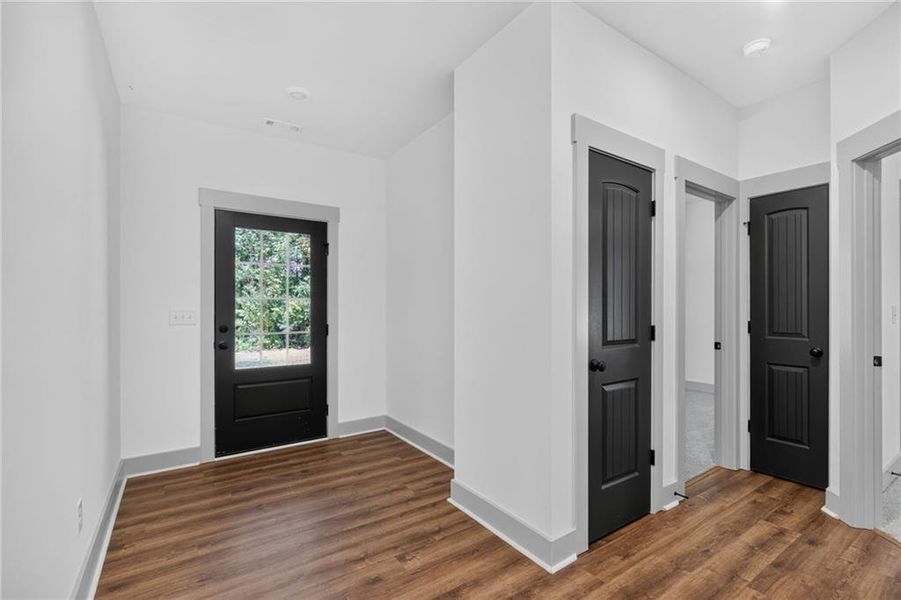 Spacious, unfurnished interior of a new home in , Silver Creek (Image 24).
