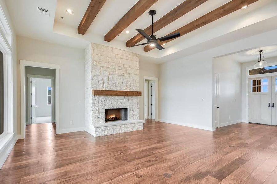 Spacious, unfurnished interior of a new home in , Tomball (Image 10).