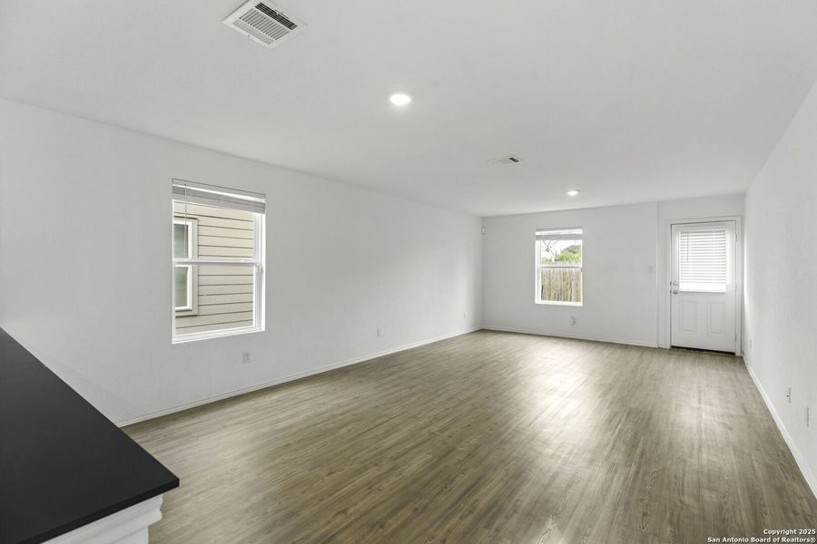 Spacious, unfurnished interior of a new home in Presa Point, San Antonio (Image 12).