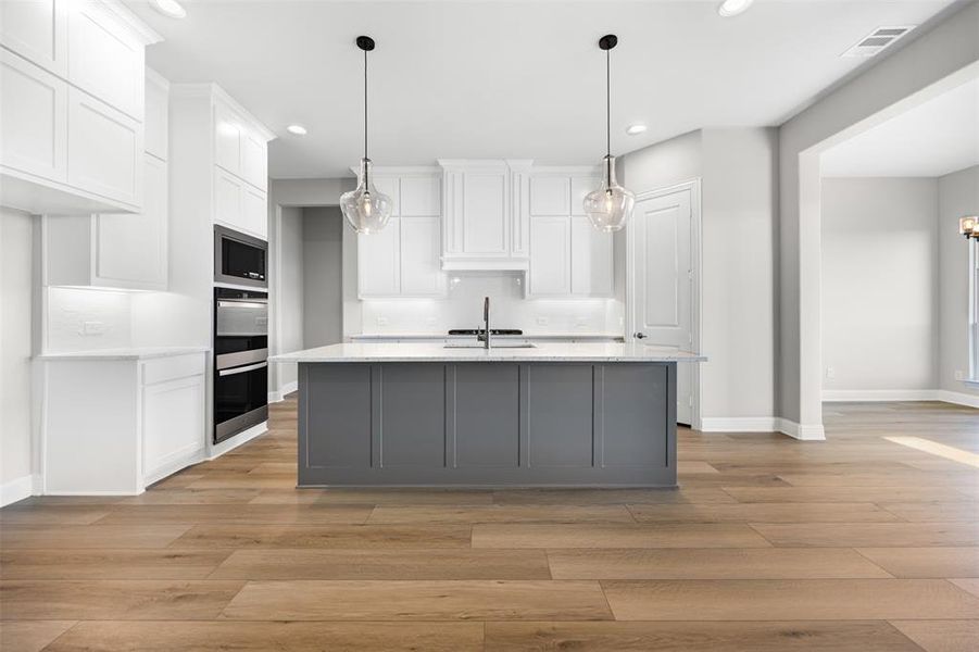 Furnished interior view inside a new home in Waterfall Ranch - 1 Acre Lots, Waxahachie (Image 4). Furnished interior view inside a new home in Waterfall Ranch - 1 Acre Lots, Waxahachie (Image 4).