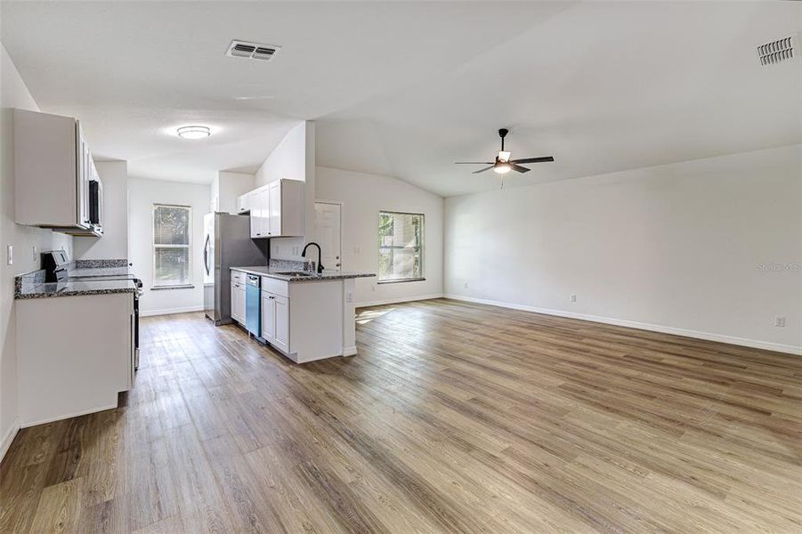 Spacious, unfurnished interior of a new home in , Lakeland (Image 9).