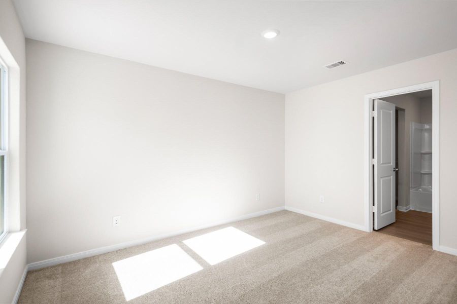 Spacious, unfurnished interior of a new home in Pinewood Trails, Cleveland (Image 15).