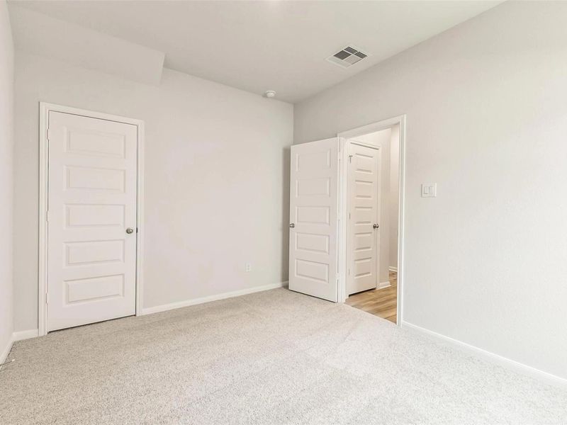 Spacious, unfurnished interior of a new home in Caney Creek Place, Conroe (Image 25).