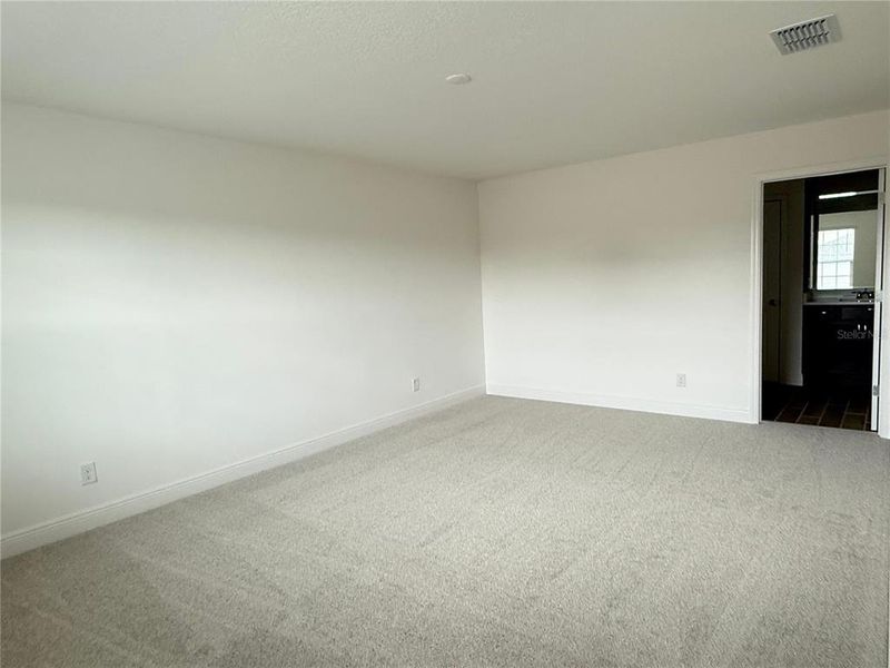 Spacious, unfurnished interior of a new home in Ridgeview, Clermont (Image 8).