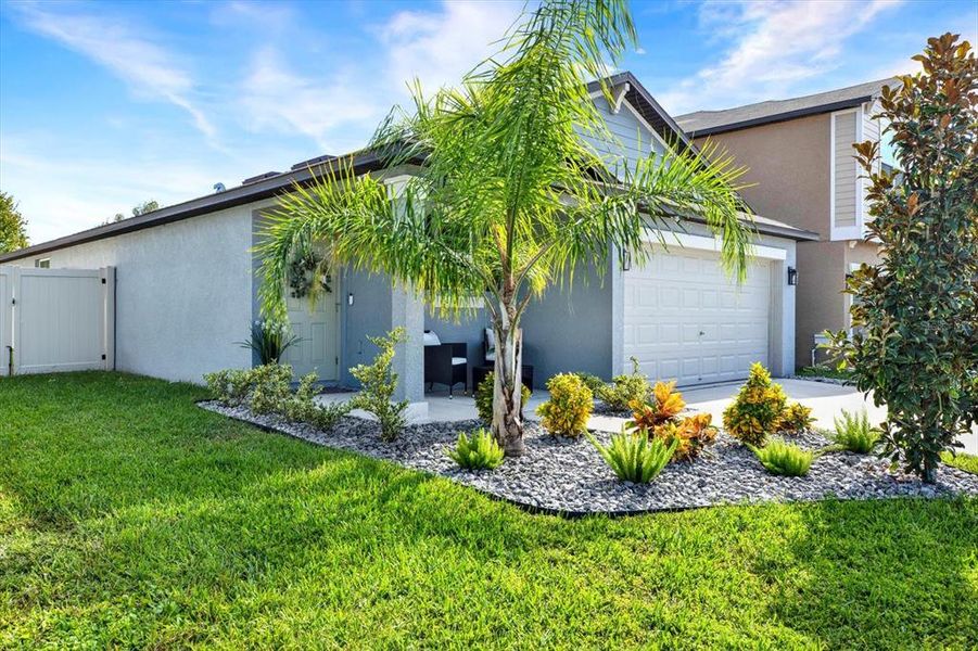 Exterior details and patio area of a home in , Wimauma (Image 23).