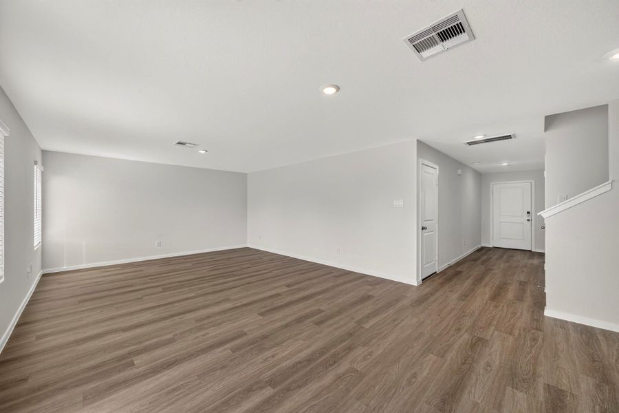 Spacious, unfurnished interior of a new home in Sunterra, Katy (Image 8).