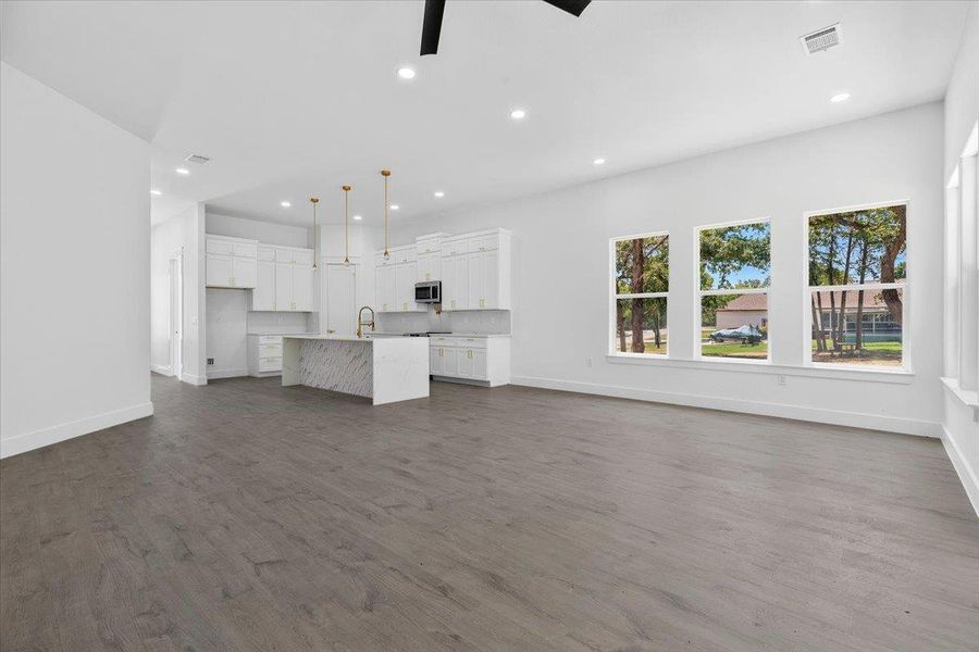 Spacious, unfurnished interior of a new home in , Bastrop (Image 27).