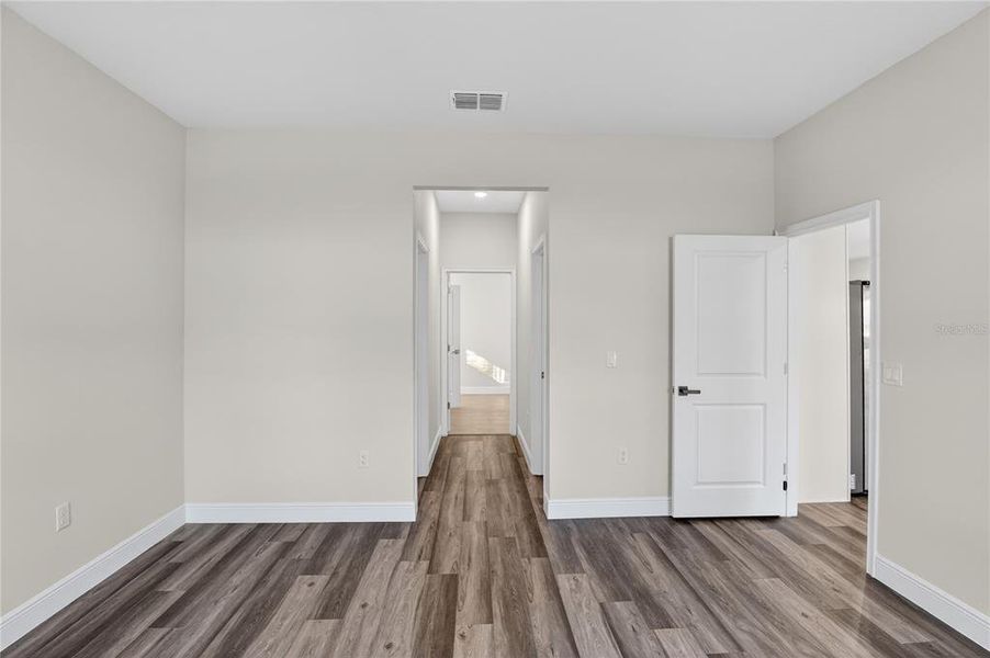 Spacious, unfurnished interior of a new home in , Citrus Springs (Image 8).