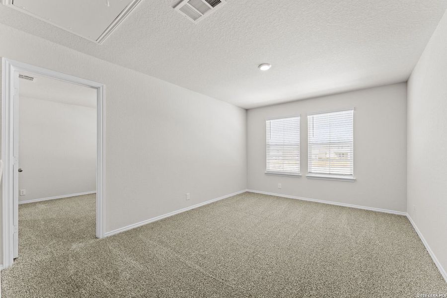 Spacious, unfurnished interior of a new home in Hunters Ranch, San Antonio (Image 8).